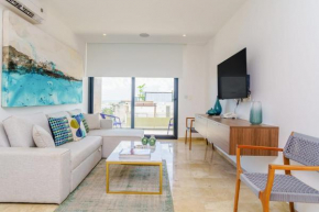 Grand Oceanview Condo with Rooftop Pools Steps to Beach!